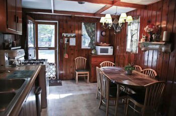 Foto 7 - #4 - Loon's Landing 2 Bedroom Cabin by RedAwning