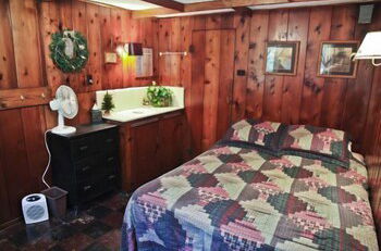 Foto 4 - #4 - Loon's Landing 2 Bedroom Cabin by RedAwning