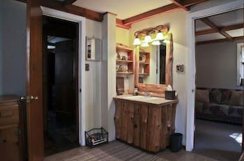 Foto 11 - #4 - Loon's Landing 2 Bedroom Cabin by RedAwning