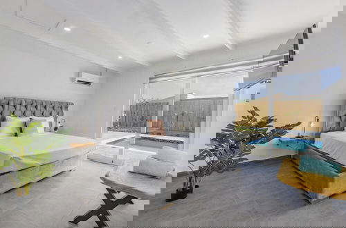 Foto 9 - Luxurious Oasis Mins to Beach King Beds Pool
