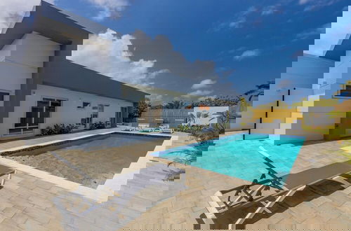 Foto 23 - Luxurious Oasis Mins to Beach King Beds Pool