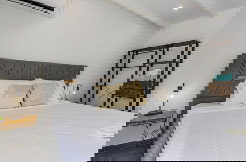 Foto 15 - Luxurious Oasis Mins to Beach King Beds Pool