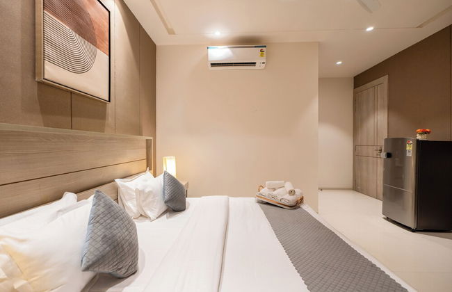 The Lodgers Luxury Hotel Near GolfCourse - Photo 8