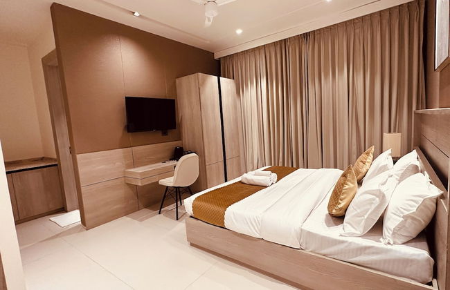The Lodgers Luxury Hotel Near GolfCourse - Photo 2