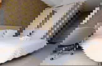 Foto 2 - Modern Designed And Strategic Studio Room At Beverly Dago Apartment