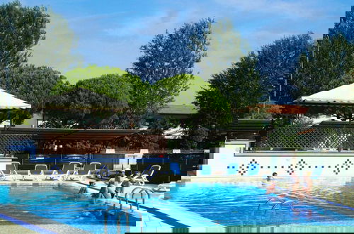 Foto 1 - Cozy Apartment With Swimming Pool
