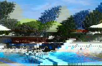 Foto 1 - Cozy Apartment With Swimming Pool