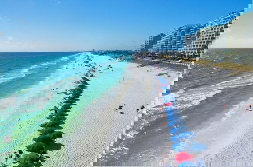 Foto 52 - Chick and Dudes Beach Escape 2 Bedroom Condo by RedAwning