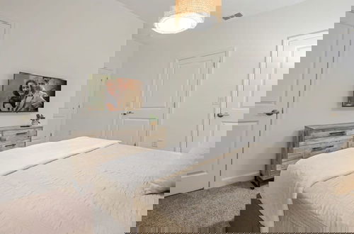 Foto 15 - Stunning Themed Home Private Pool Ideal Location