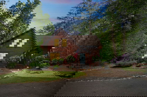 Foto 49 - Tree Top Lodge - Gorgeous Lake Cabin With Hot Tub & Magnificent Views Of Forests And Mountains! 3 Bedroom Cabin by Redawning