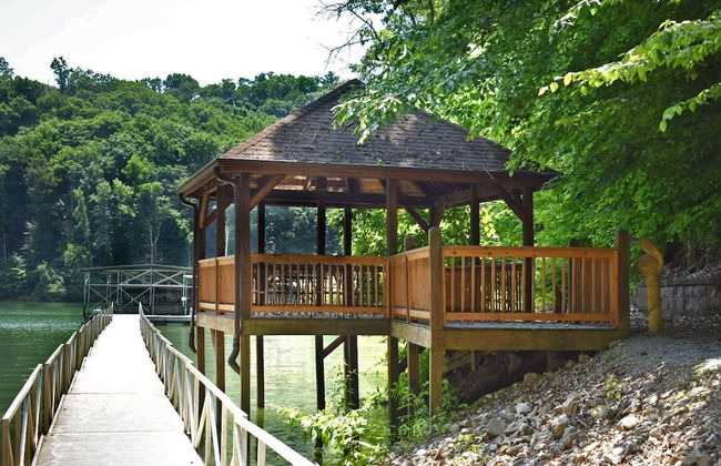 Tree Top Lodge - Gorgeous Lake Cabin With Hot Tub & Magnificent Views Of Forests And Mountains! 3 Bedroom Cabin by Redawning - Photo 37