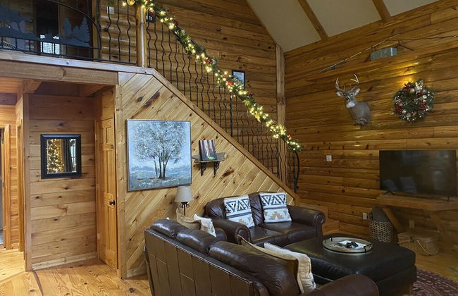 Tree Top Lodge - Gorgeous Lake Cabin With Hot Tub & Magnificent Views Of Forests And Mountains! 3 Bedroom Cabin by Redawning - Photo 25