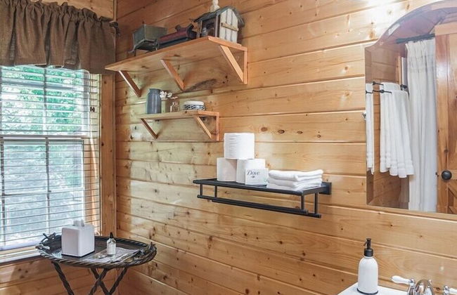 Tree Top Lodge - Gorgeous Lake Cabin With Hot Tub & Magnificent Views Of Forests And Mountains! 3 Bedroom Cabin by Redawning - Photo 17