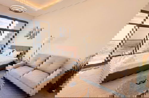 Foto 26 - Upscale Studio Apartment Burj View with Balcony Free Parking by Belvilla