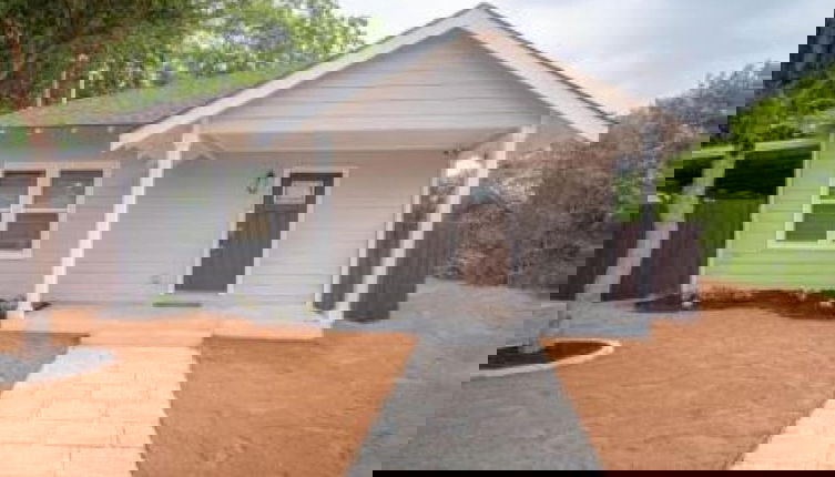 Foto 1 - Captivating 4BR 2BA Home Near Awesome Downtown