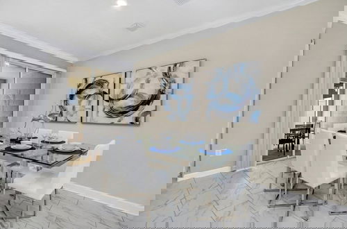 Foto 10 - Brand New Storey Lake Resort With Water Slides 4 Bedroom Townhouse by RedAwning
