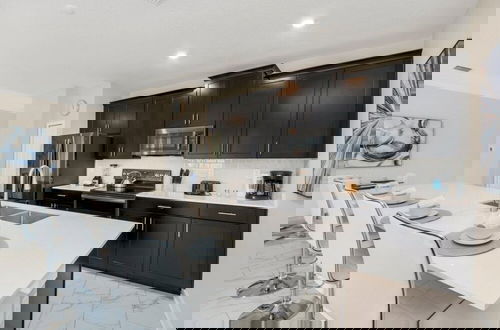 Foto 16 - Brand New Storey Lake Resort With Water Slides 4 Bedroom Townhouse by RedAwning
