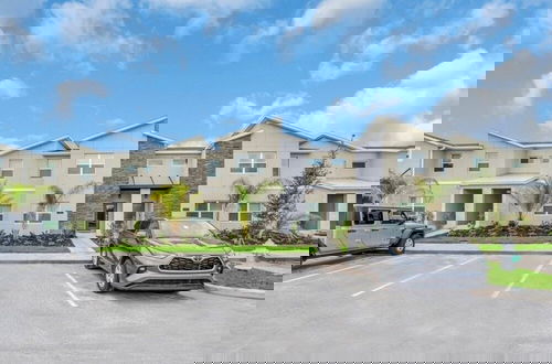 Foto 46 - Brand New Storey Lake Resort With Water Slides 4 Bedroom Townhouse by RedAwning