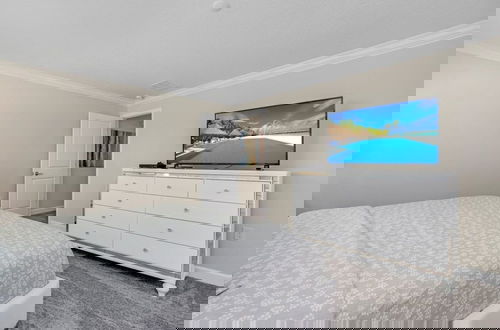 Foto 3 - Brand New Storey Lake Resort With Water Slides 4 Bedroom Townhouse by RedAwning