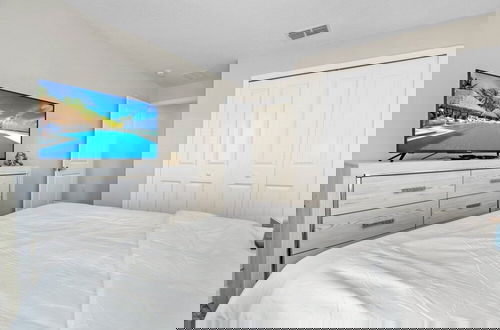 Foto 9 - Brand New Storey Lake Resort With Water Slides 4 Bedroom Townhouse by RedAwning