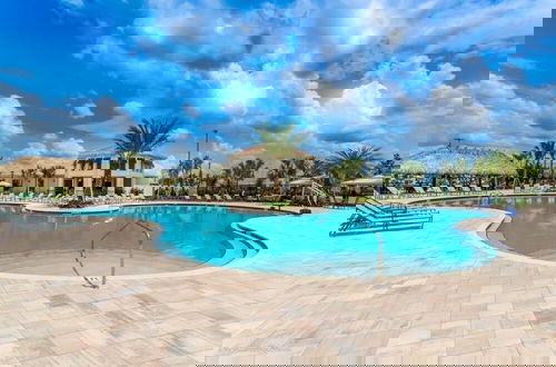 Foto 39 - Brand New Storey Lake Resort With Water Slides 4 Bedroom Townhouse by RedAwning