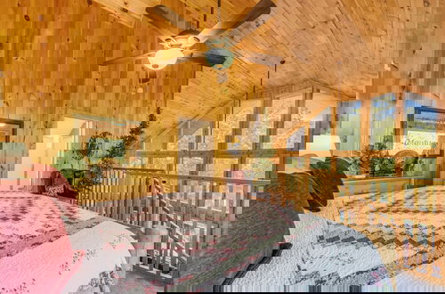 Foto 6 - Livin On Mountain Time 4 Bedroom Cabin by RedAwning
