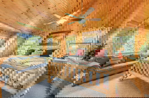 Foto 5 - Livin On Mountain Time 4 Bedroom Cabin by RedAwning