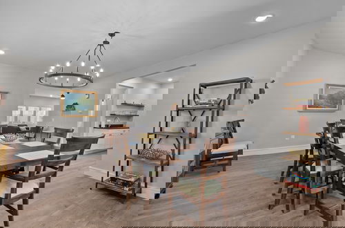 Foto 14 - Bright Urban Comfort | JZ Vacation Rentals