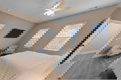 Foto 6 - Bright Urban Comfort | JZ Vacation Rentals