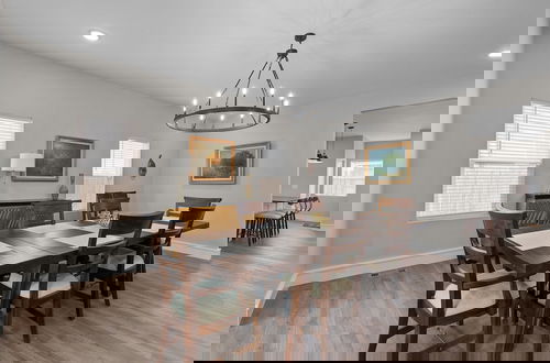 Foto 13 - Bright Urban Comfort | JZ Vacation Rentals