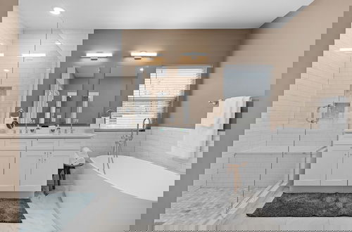 Foto 35 - Bright Urban Comfort | JZ Vacation Rentals
