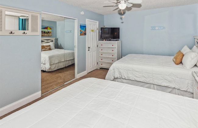 Cute 2 bedroom overlooking Harbor and Tennis Courts Condo by RedAwning - Foto 3
