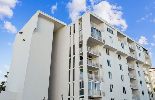 Cute 2 bedroom overlooking Harbor and Tennis Courts Condo by RedAwning - Foto 57