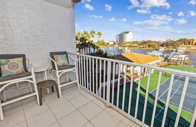 Cute 2 bedroom overlooking Harbor and Tennis Courts Condo by RedAwning - Foto 34