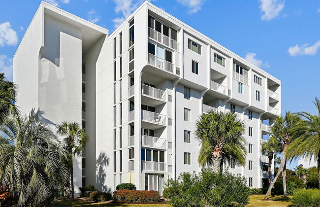 Cute 2 bedroom overlooking Harbor and Tennis Courts Condo by RedAwning - Foto 55