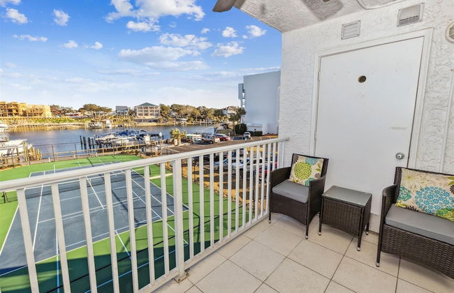 Cute 2 bedroom overlooking Harbor and Tennis Courts Condo by RedAwning - Foto 35