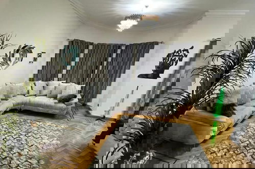 Foto 6 - Villa With Garden In Beverly Hills