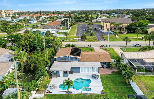 Kiss the Wave - Spacious 4BR 3BA w Pool hot tub - Foto 47