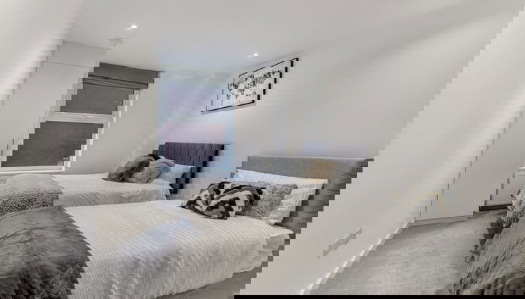 Foto 1 - Central 1-bed Apartment in Slough Sleeps 3!