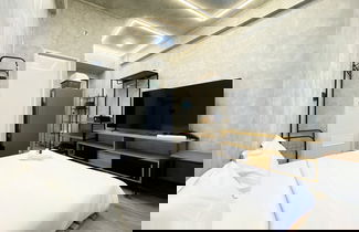 Foto 2 - Fully Furnished And Homey Studio Grand Kamala Lagoon Apartment