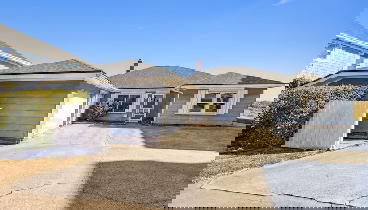 Foto 1 - Charming Oceanfront Beach House by RedAwning