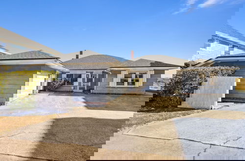 Foto 1 - Charming Oceanfront Beach House by RedAwning