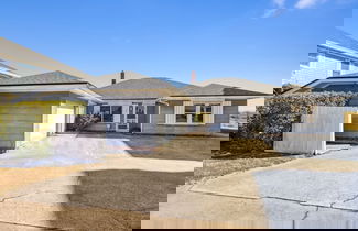 Foto 1 - Charming Oceanfront Beach House by RedAwning