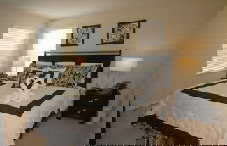 Foto 3 - Beautiful Renovated 6 Bed Pool Home 6 Bedroom Home by RedAwning