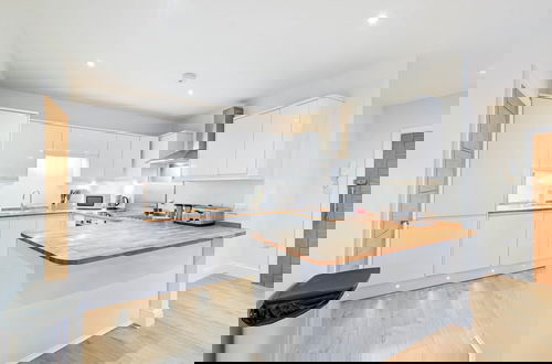 Foto 18 - Luxury 3 Bedroom Apartment with Parking