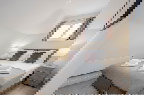 Foto 4 - Luxury 1 Bedroom Apartment with Parking