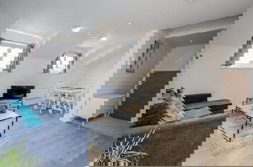 Foto 18 - Luxury 1 Bedroom Apartment with Parking