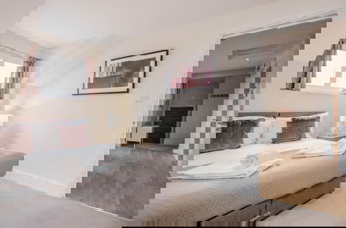 Foto 7 - Luxury 1 Bedroom Apartment with Parking