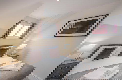 Foto 2 - Luxury 1 Bedroom Apartment with Parking