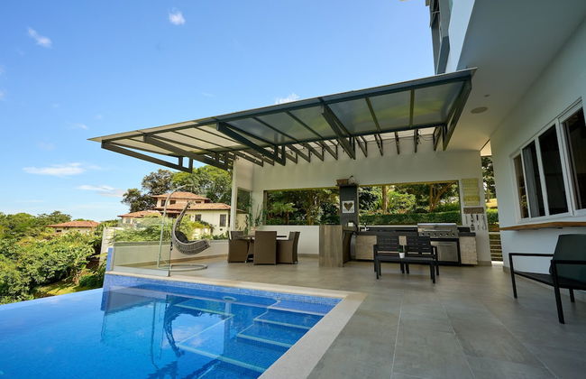 Luxury Hillside Estate at Nativa Resort by RedAwning - Foto 41